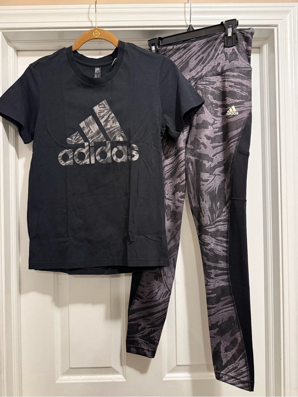Rare adidas Black Tee with Gray Marble Print Leggings Set (Women’s Size: S)